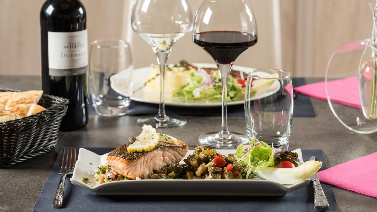 Hotel Restaurant L'Evidence Neufchateau Bagian luar foto